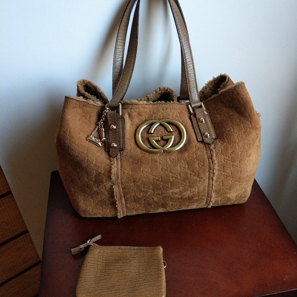 Gucci Handbags - GUCCI 💝💞AUTHENTIC MED SHEARLING TOTE